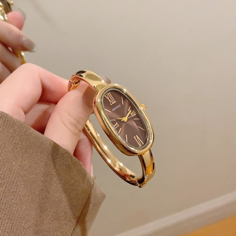 ساعة يد نسائية كوارتز بتصميم ر - مراجعة Quiet Luxury Watch وسعره