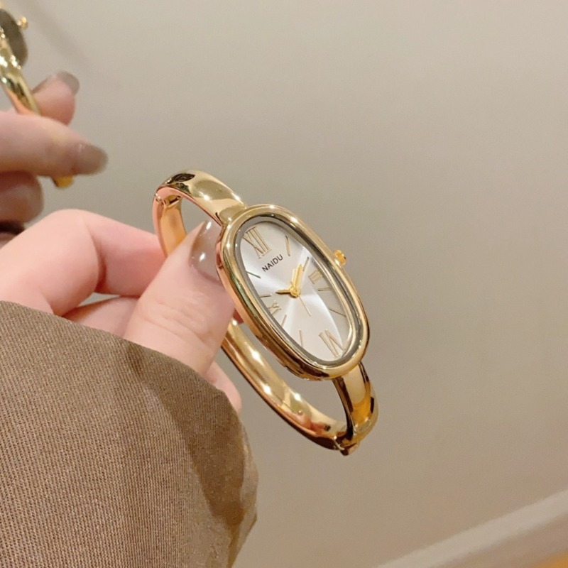 ساعة يد نسائية كوارتز بتصميم ر - مراجعة Quiet Luxury Watch وسعره