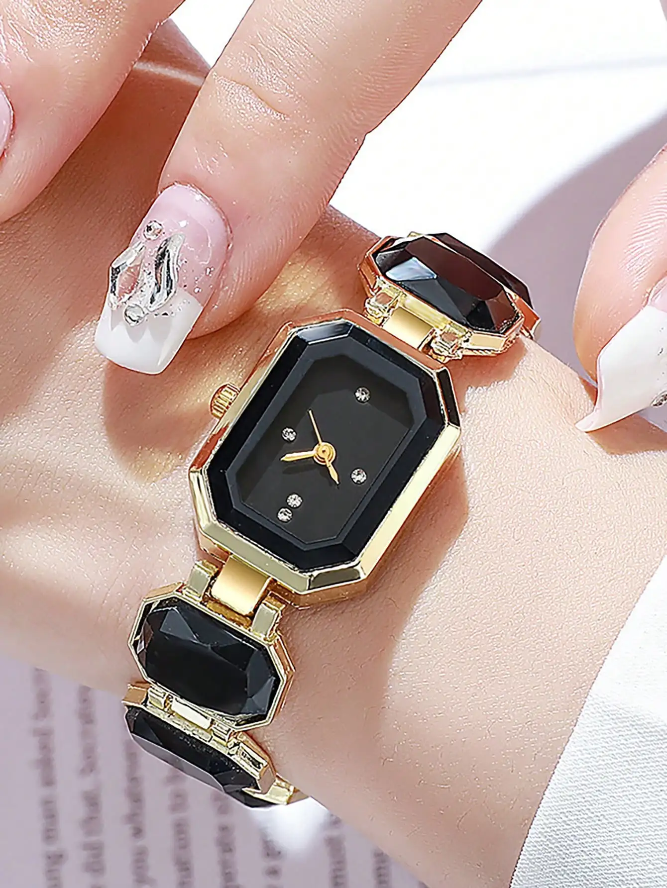 ساعة نسائية مربعة فاخرة مياه ا - مراجعة Luxury Watch Square وسعره