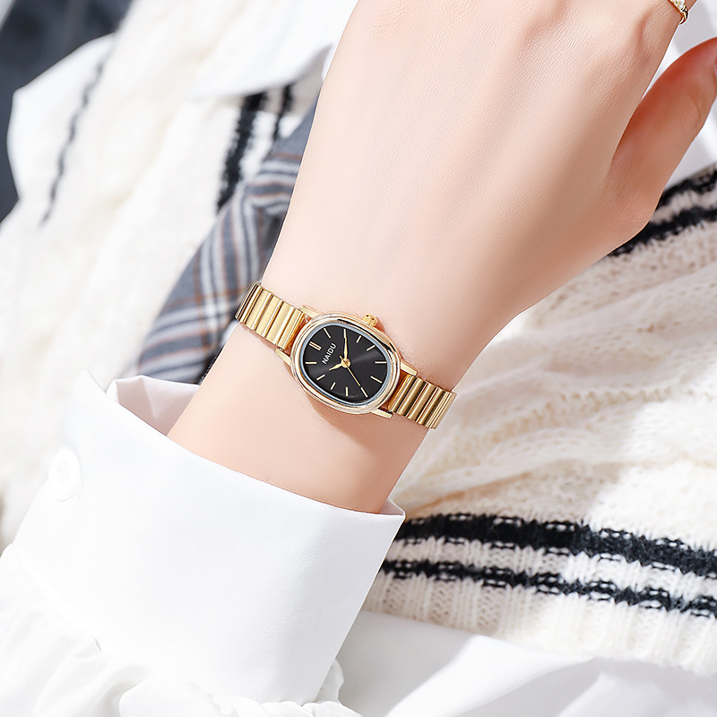ساعات يد نسائية أنيقة بقرص بيض - مراجعة Quiet Luxury Watch وسعره