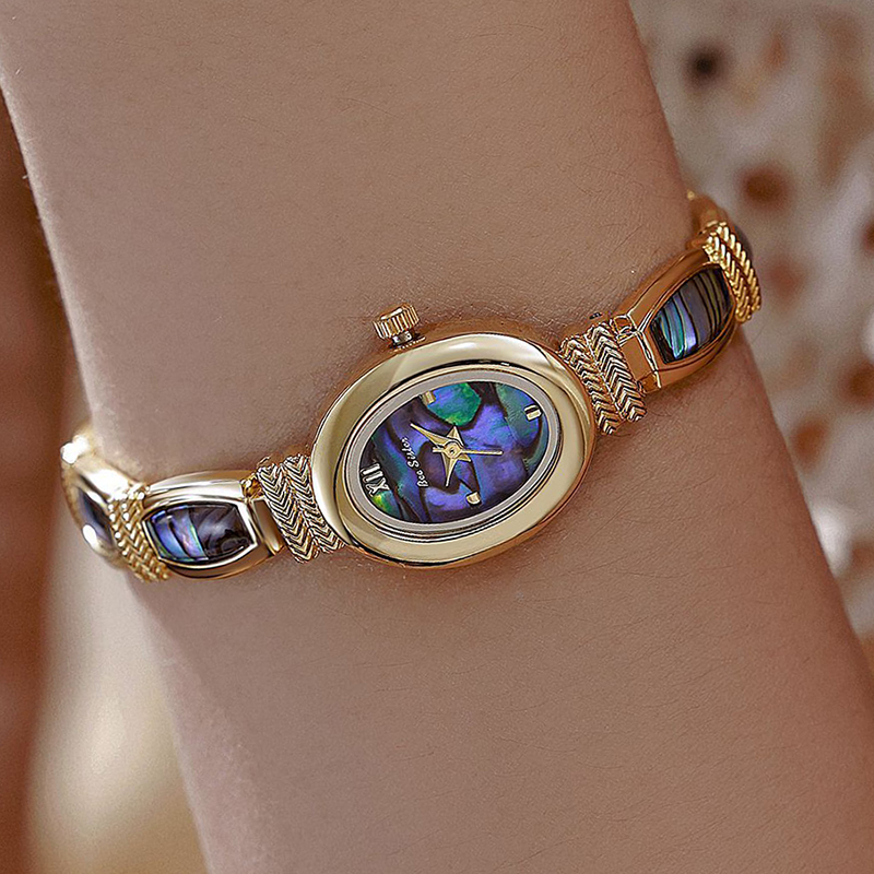 البيضاوي الهاتفي النساء ساعات  - مراجعة Quiet Luxury Watch وسعره