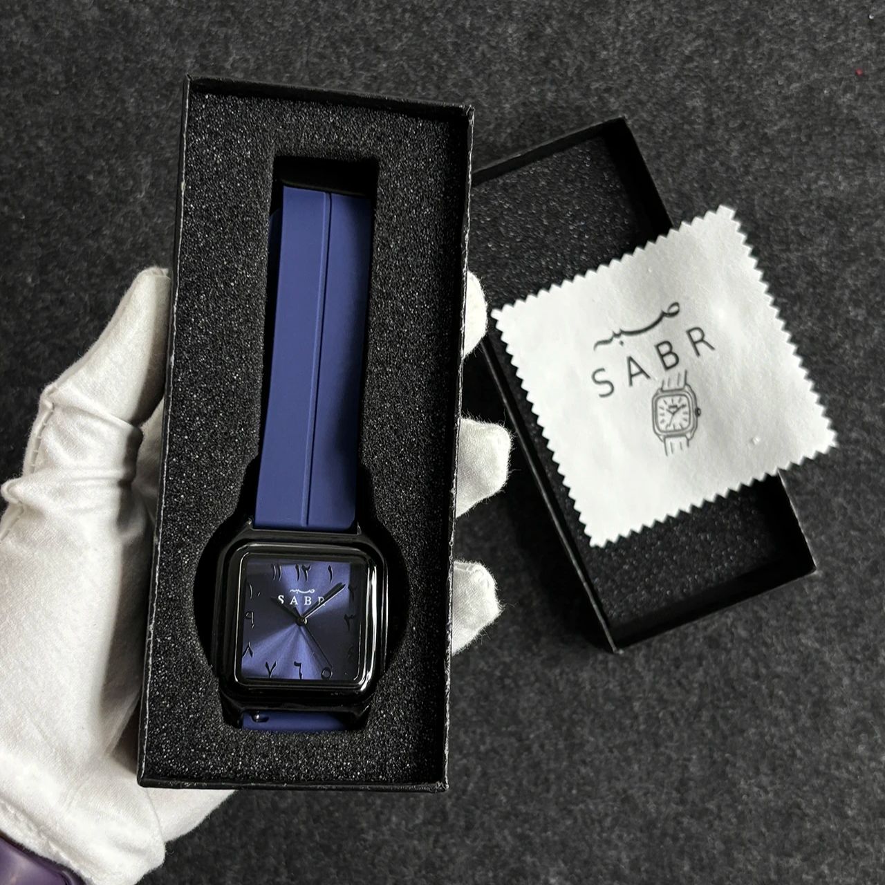 ساعة SABR بأرقام عربية للرجال  - مراجعة Luxury Watch Arabic وسعره