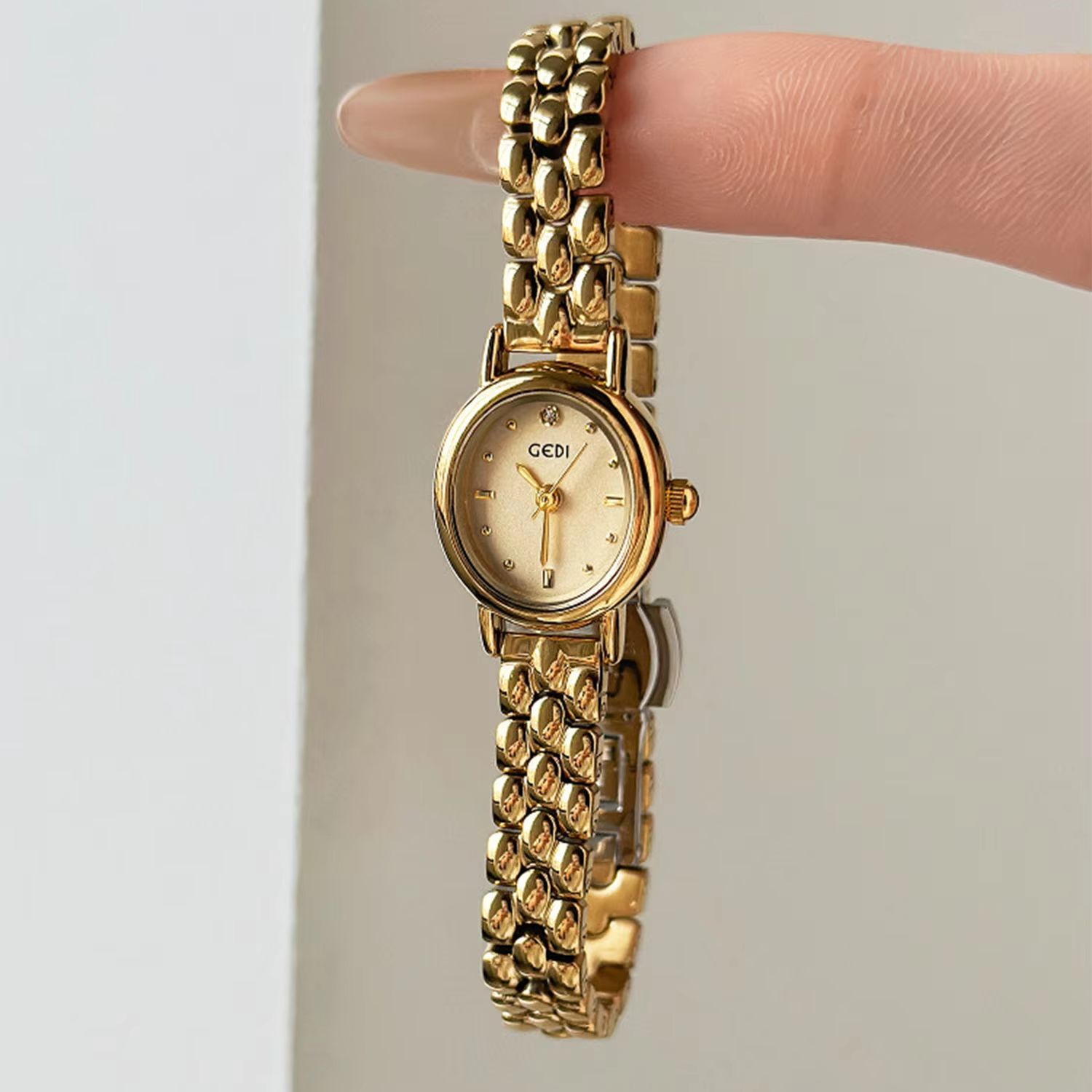 ساعة نسائية فاخرة أصلية من مار - مراجعة Quiet Luxury Watch وسعره