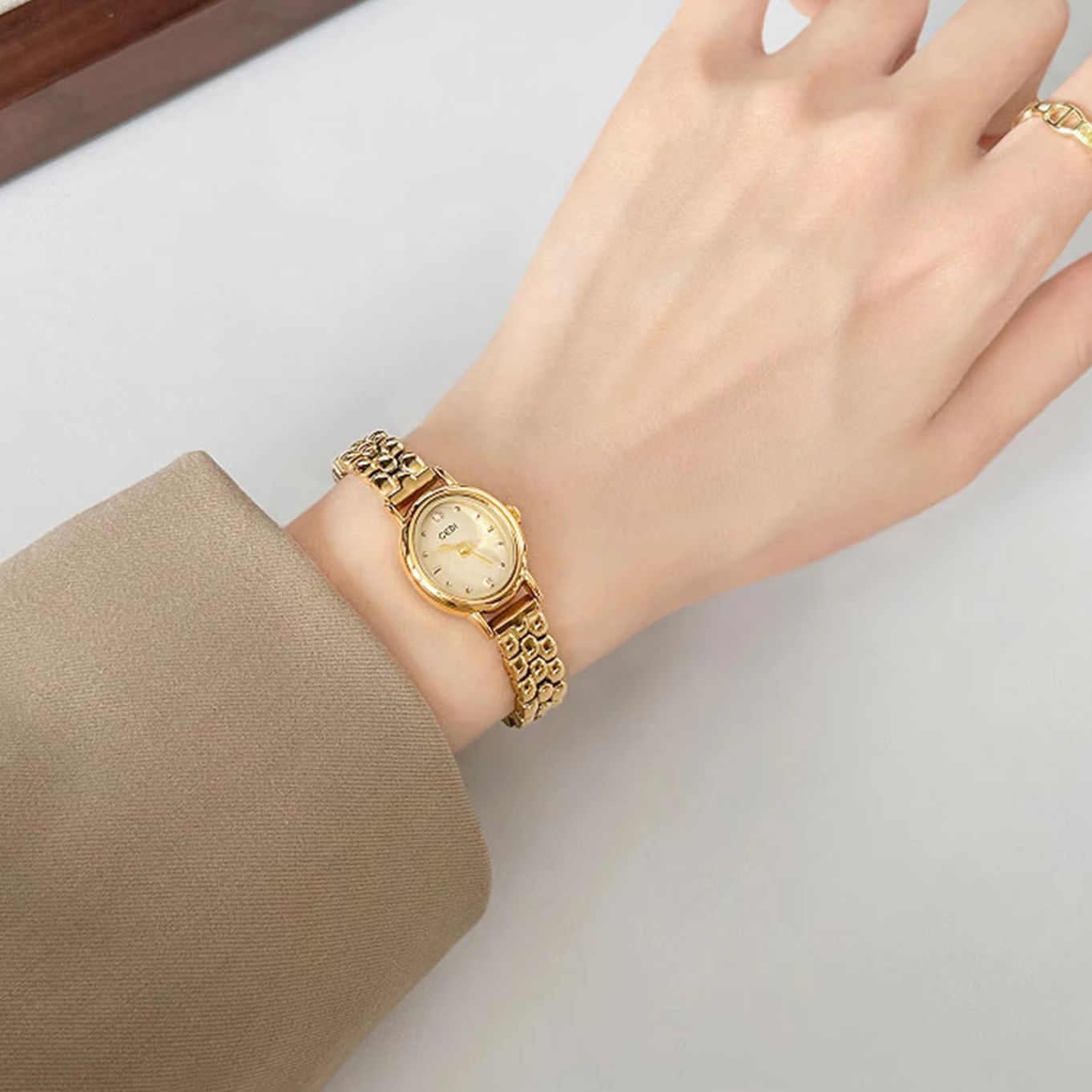 ساعة نسائية فاخرة أصلية من مار - مراجعة Quiet Luxury Watch وسعره